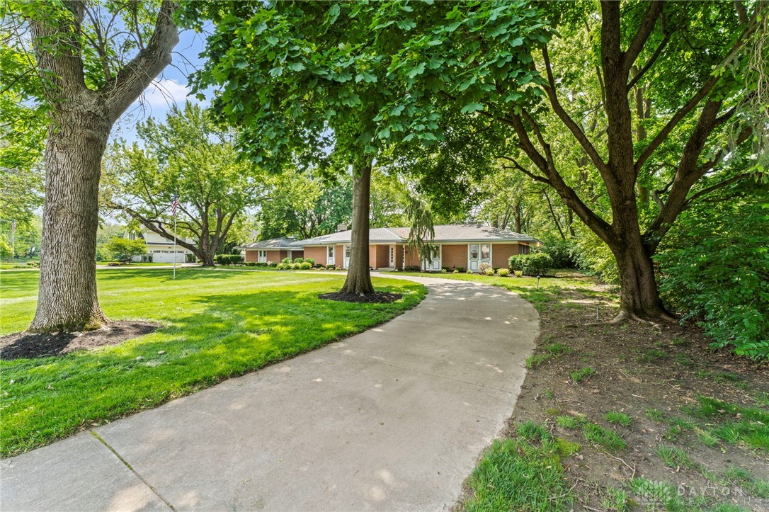 1040 Hillcrest Drive, Troy, Ohio image 3