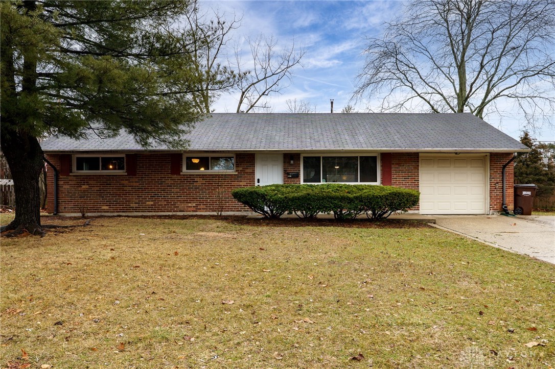 1596 Lanbury Drive, Kettering, Ohio image 3