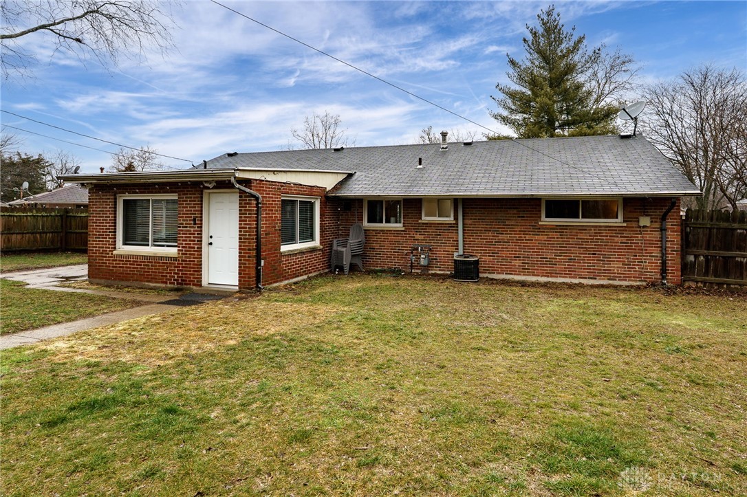 1596 Lanbury Drive, Kettering, Ohio image 40