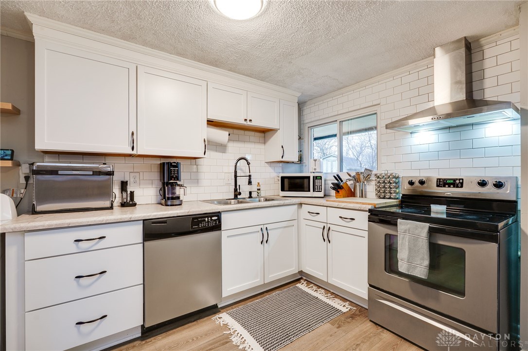 1596 Lanbury Drive, Kettering, Ohio image 18
