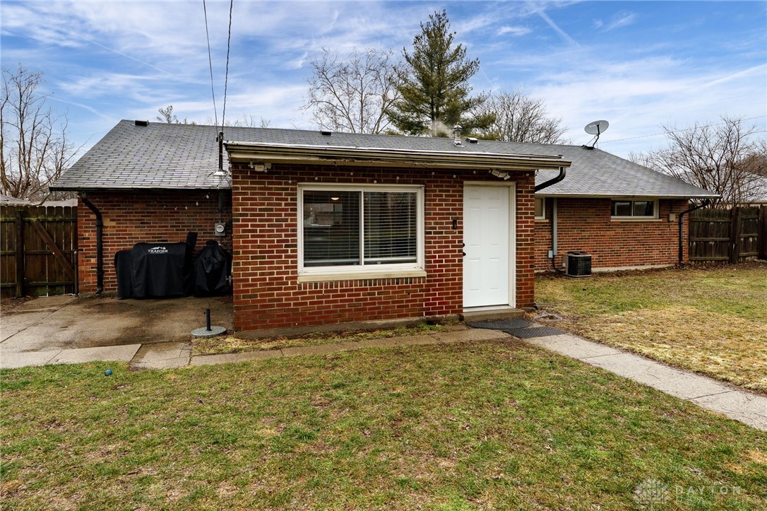 1596 Lanbury Drive, Kettering, Ohio image 39