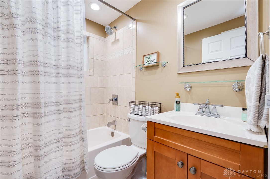 1596 Lanbury Drive, Kettering, Ohio image 25