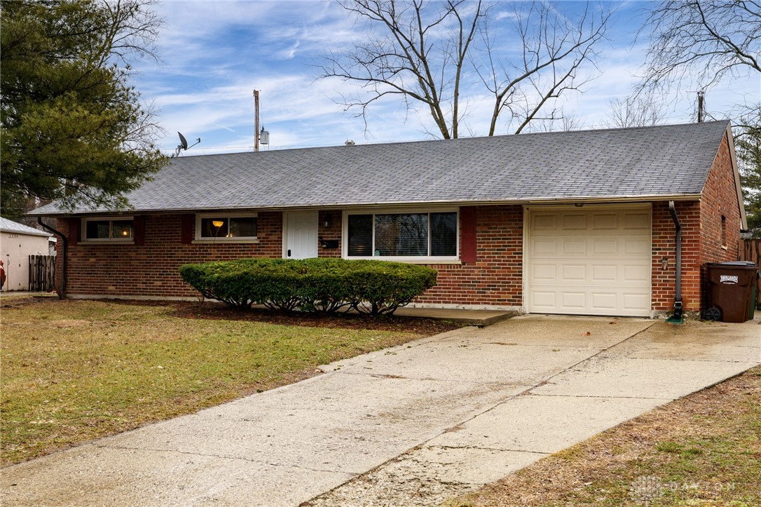 1596 Lanbury Drive, Kettering, Ohio image 1