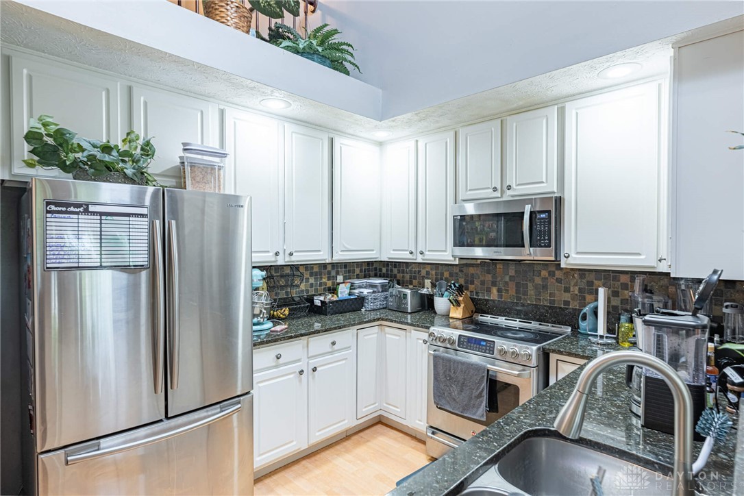 2540 Greenside Drive, Beavercreek, Ohio image 9