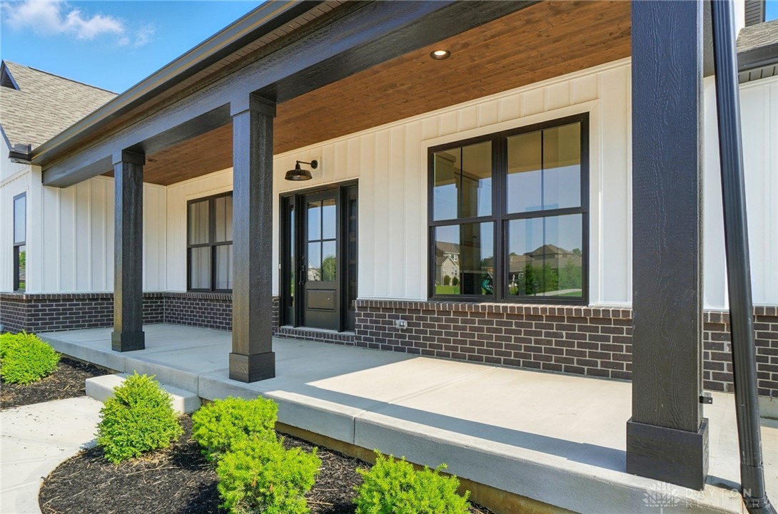 8559 Wandering Brook Way, Waynesville, Ohio image 4