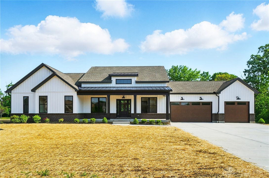8559 Wandering Brook Way, Waynesville, Ohio image 1