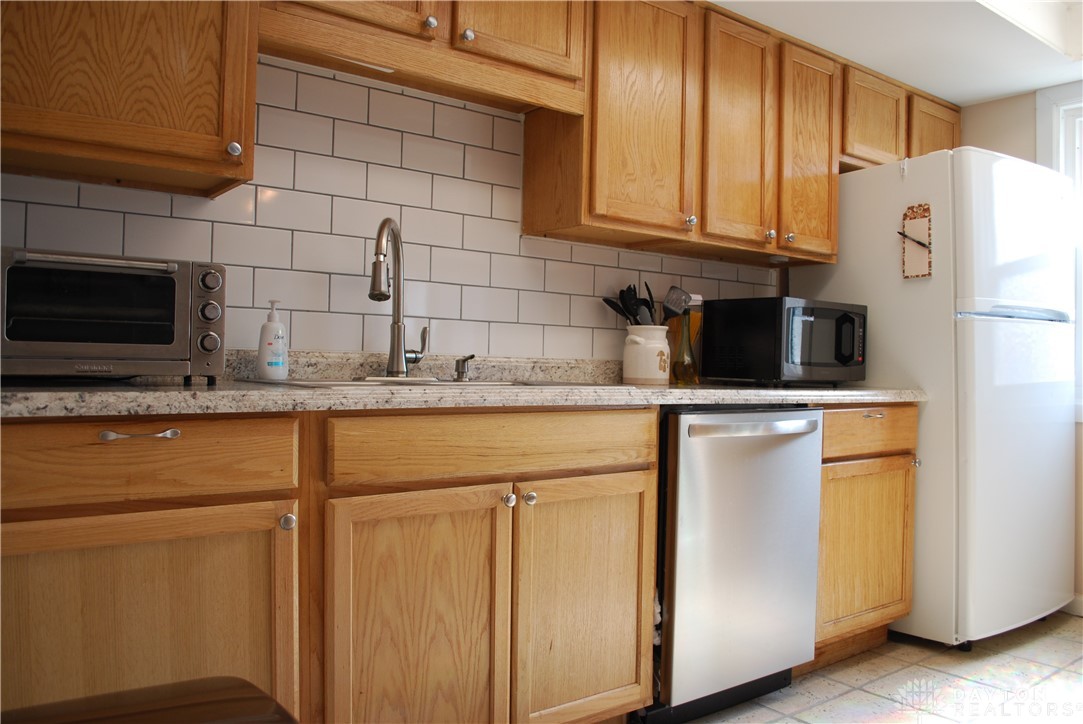 1404 Crown Point Court, Beavercreek, Ohio image 4