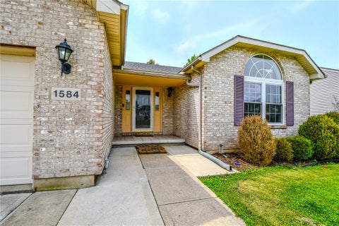Homes For Sale - 1584 Farrington Drive<br/> Kettering, OH 45420