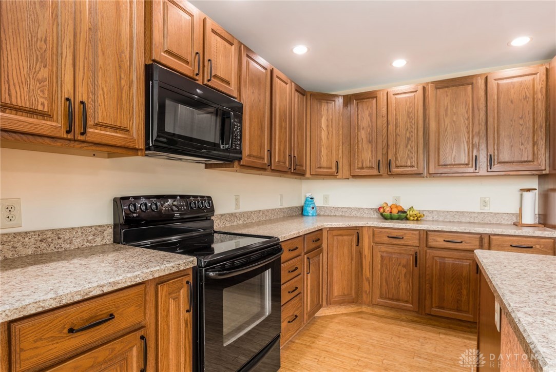 1380 E Choctaw Drive, London, Ohio image 19