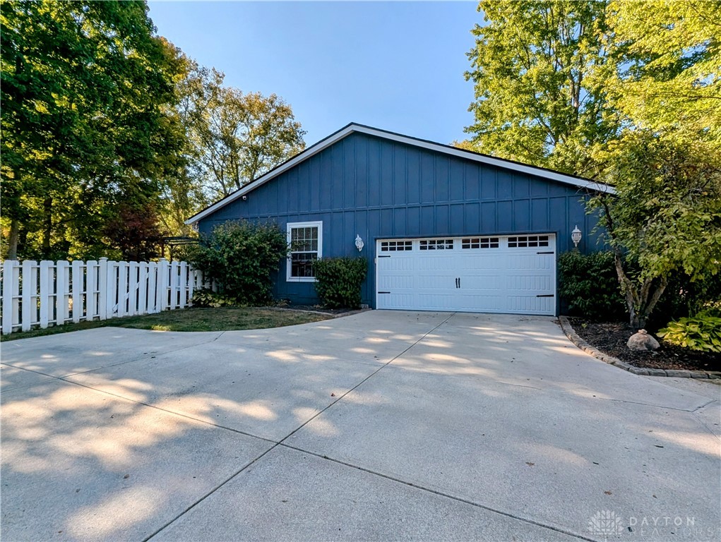 1933 Sugarwood Circle, Bellbrook, Ohio image 4