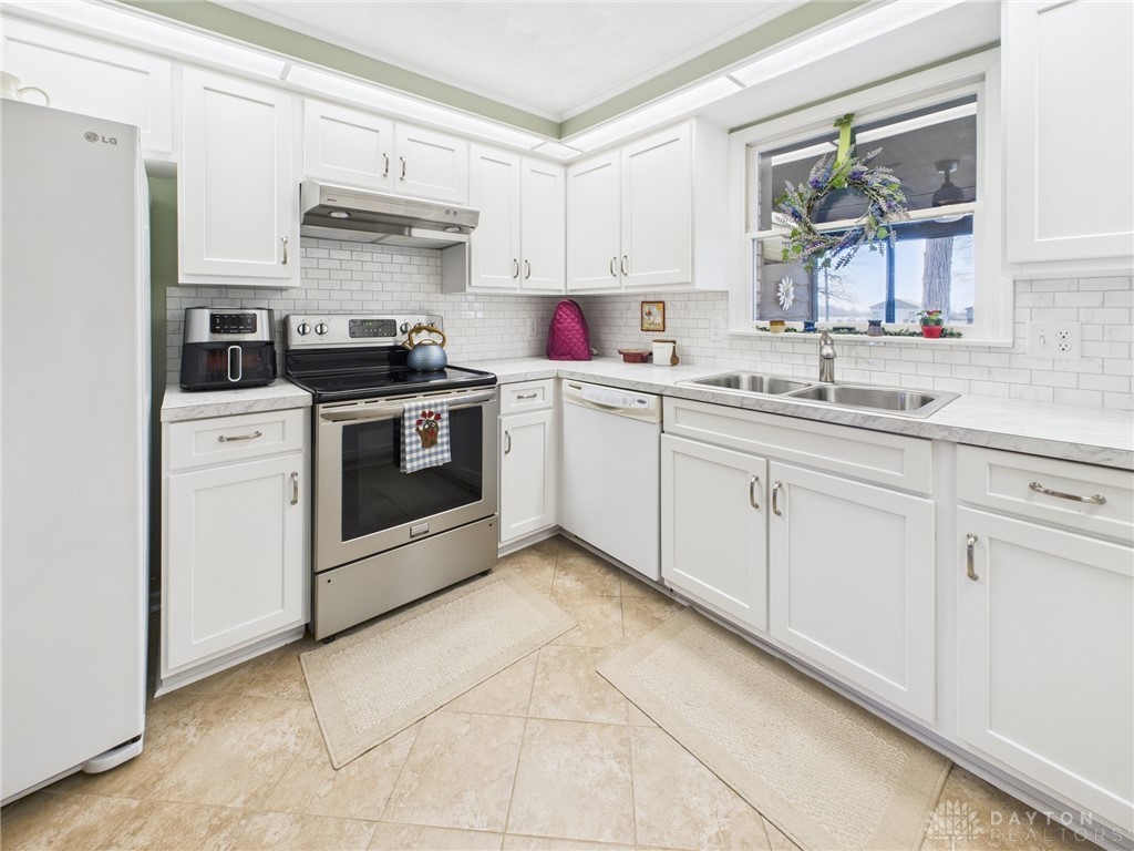 7584 Ravenwood Drive, Greenville, Ohio image 8