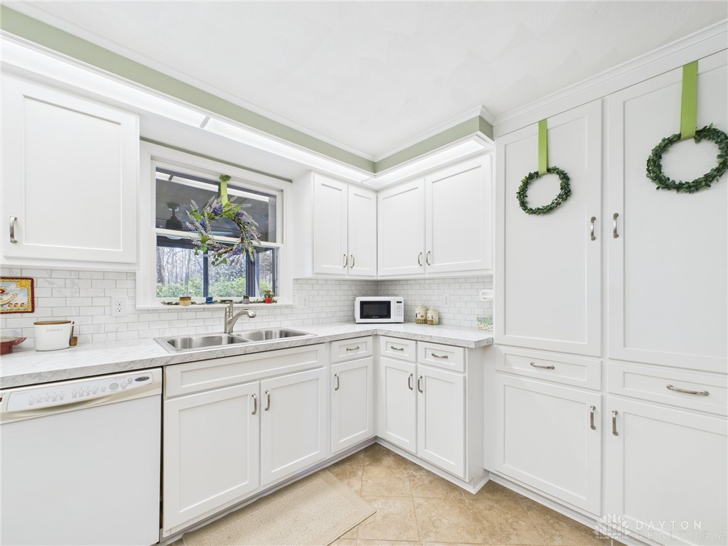 7584 Ravenwood Drive, Greenville, Ohio image 7