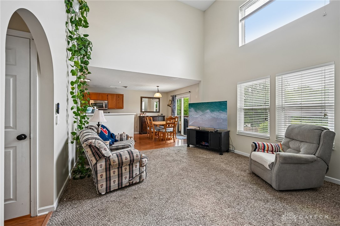 1742 Damos Way