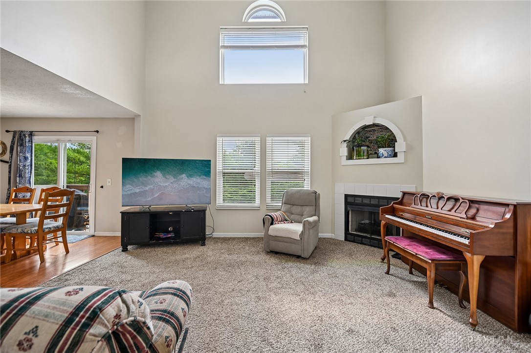 1742 Damos Way