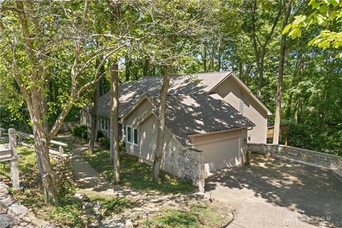 Photo of 4400 Royal Ridge Way, Dayton, OH 45429 (MLS # 940231)