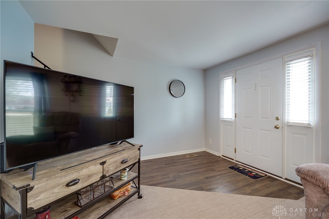 1105 Charleston Court, Fairborn, Ohio image 6
