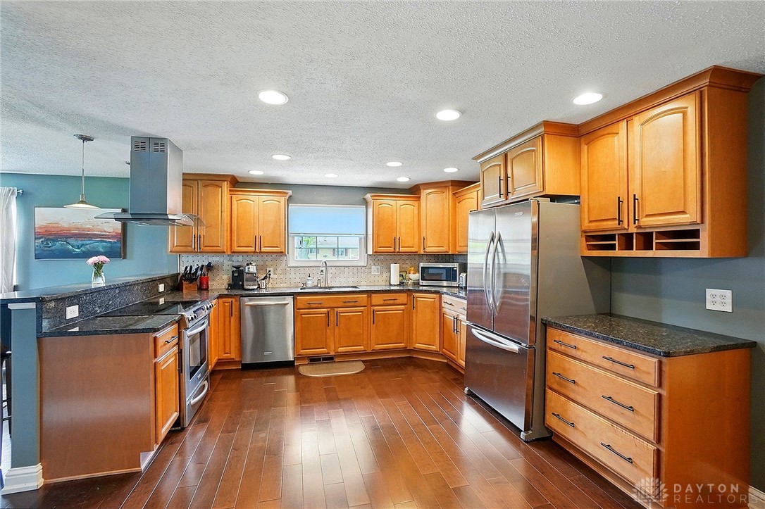 2555 Valdina Drive, Beavercreek, Ohio image 7