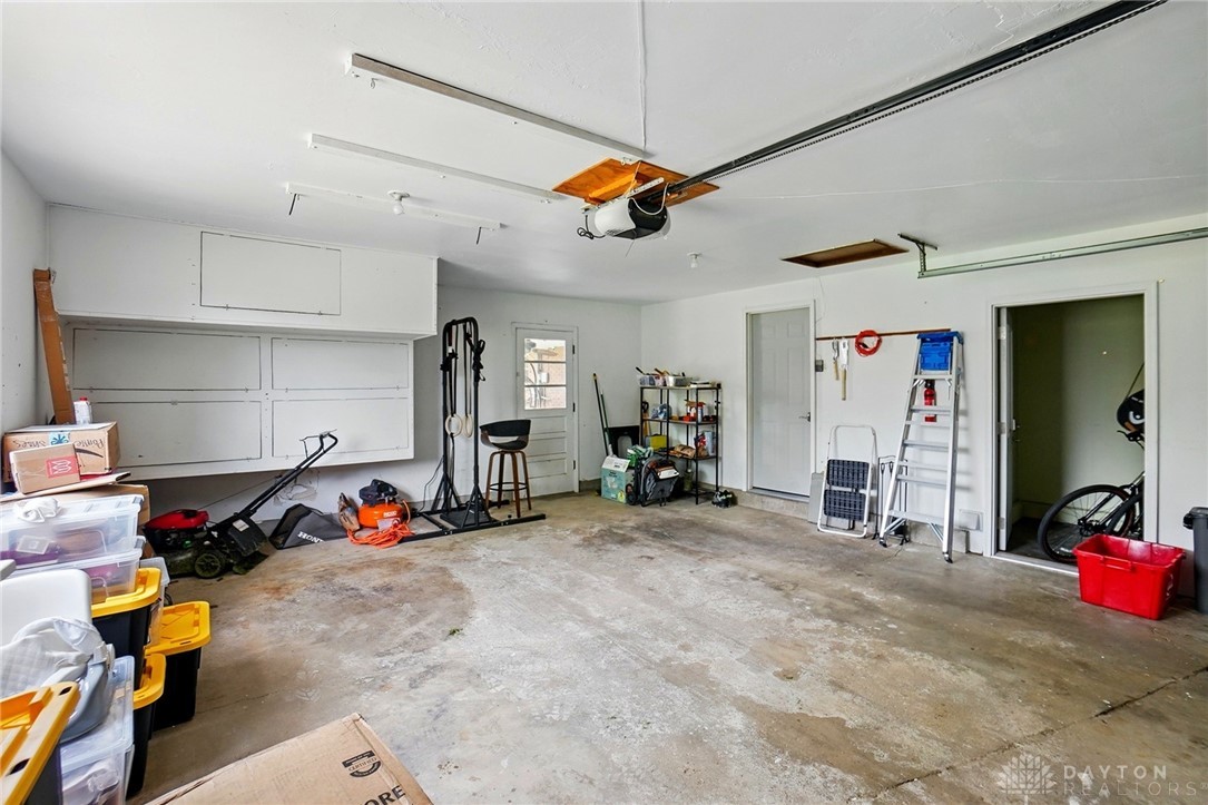 2555 Valdina Drive, Beavercreek, Ohio image 27