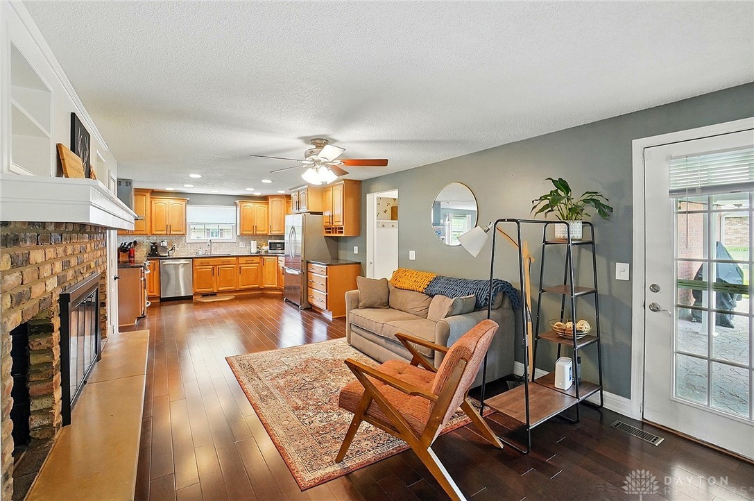 2555 Valdina Drive, Beavercreek, Ohio image 4