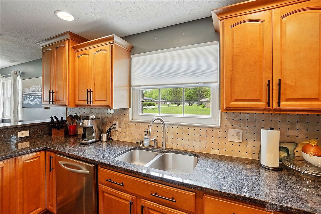 2555 Valdina Drive, Beavercreek, Ohio image 11