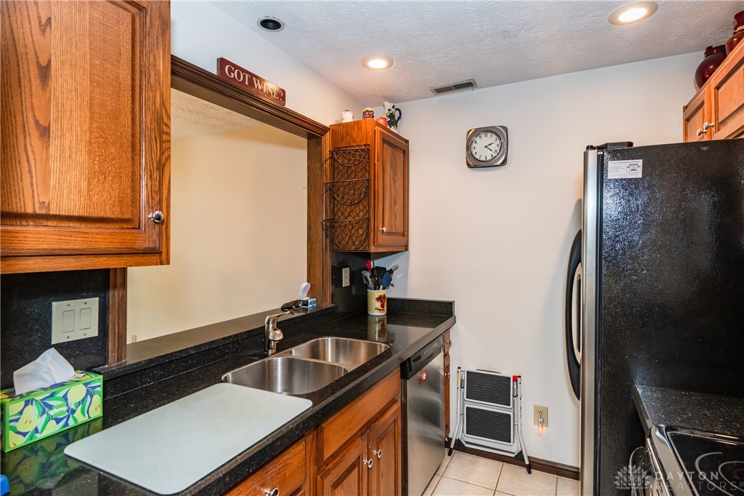 137 Crossridge Drive, Kettering, Ohio image 10