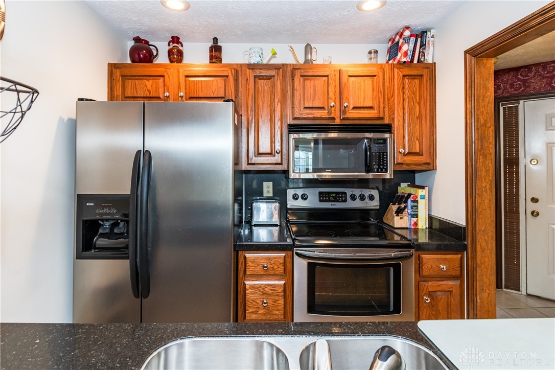 137 Crossridge Drive, Kettering, Ohio image 9