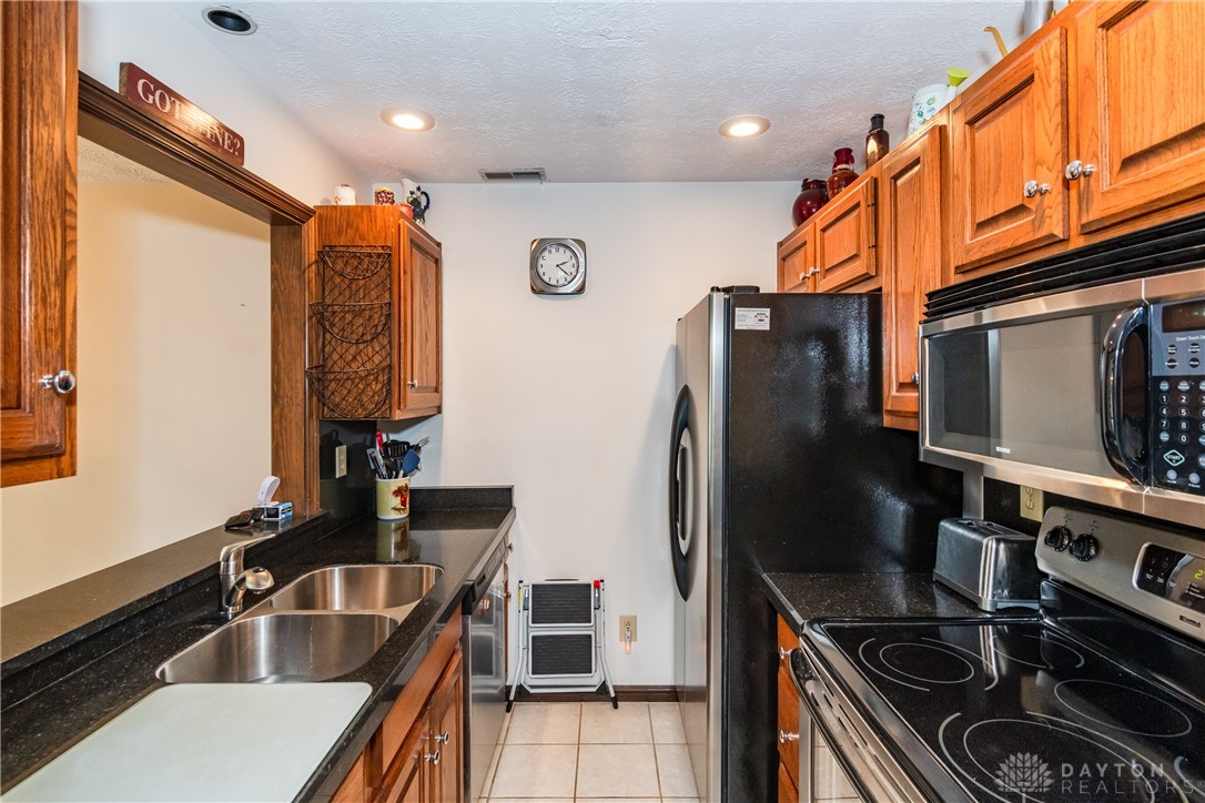 137 Crossridge Drive, Kettering, Ohio image 11