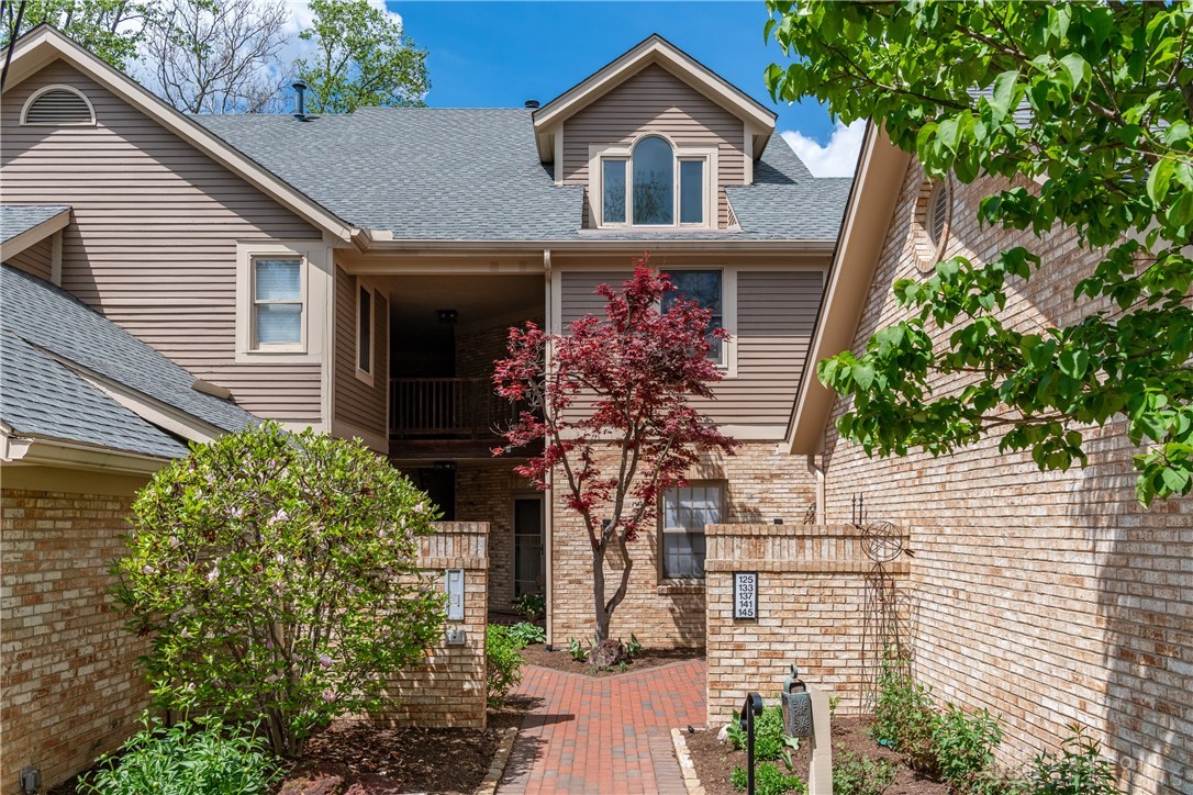 137 Crossridge Drive, Kettering, Ohio image 2