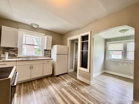Tiny photo for 200 E Siebenthaler Avenue, Dayton, OH 45405 (MLS # 946190)