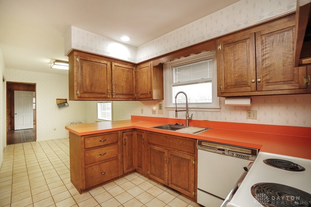 6401 Broken Arrow Place, Dayton, Ohio image 12