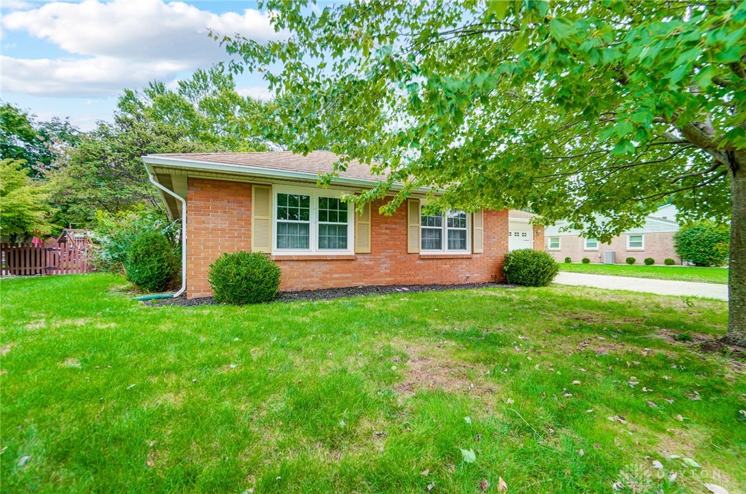 1107 Maplecrest Drive, Troy, Ohio image 3