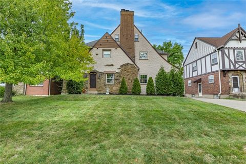 Photo of 1104 Sunnyslope Dr, Cincinnati, OH 45229 (MLS # 944155)