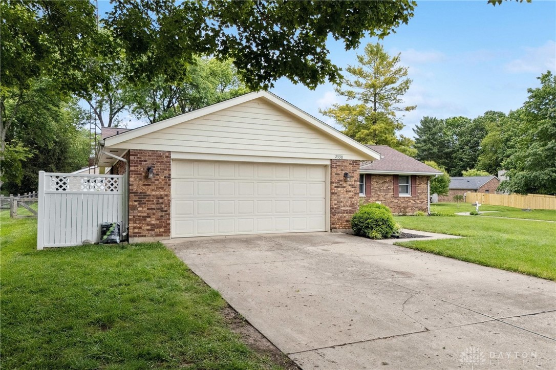 2530 Kenmont Court, Beavercreek, Ohio image 2