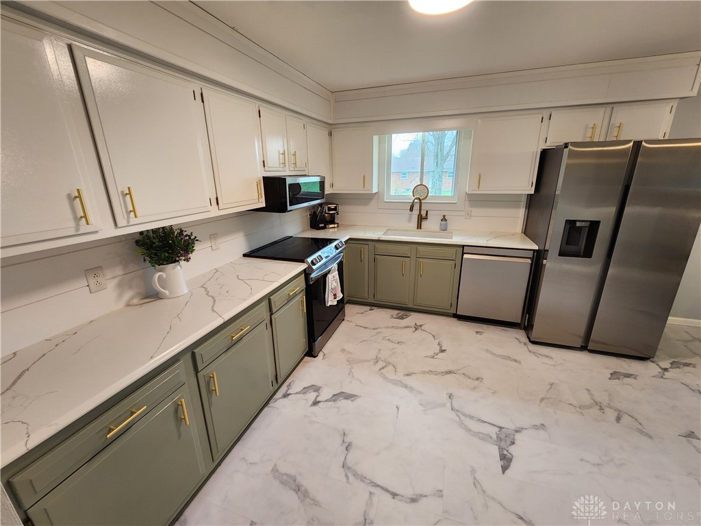 215 Lindell Drive, Germantown, Ohio image 13