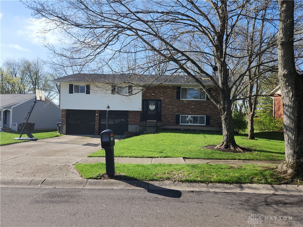 215 Lindell Drive, Germantown, Ohio image 1
