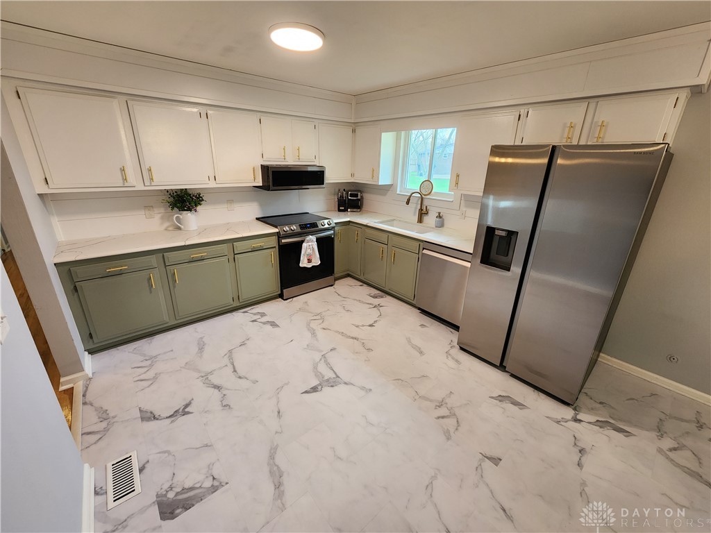 215 Lindell Drive, Germantown, Ohio image 3
