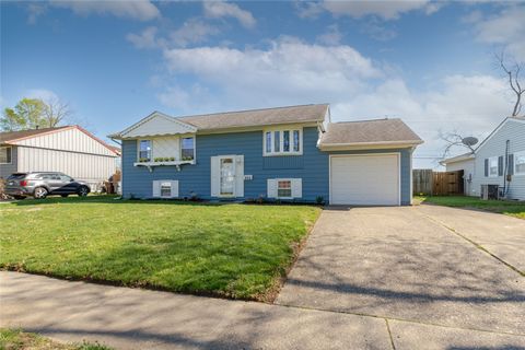 Photo of 926 Michaels Drive, Franklin, OH 45005 (MLS # 956165)