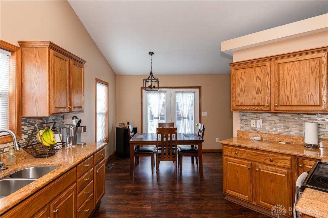 7916 Kings Ridge Circle, Fairborn, Ohio image 13