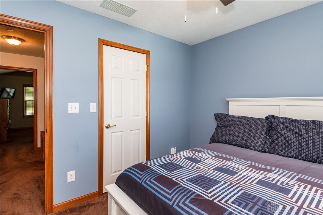 7916 Kings Ridge Circle, Fairborn, Ohio image 29