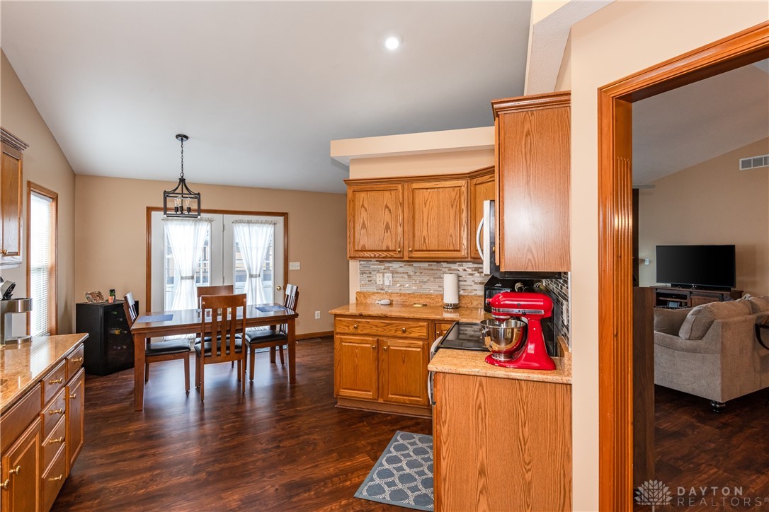 7916 Kings Ridge Circle, Fairborn, Ohio image 15