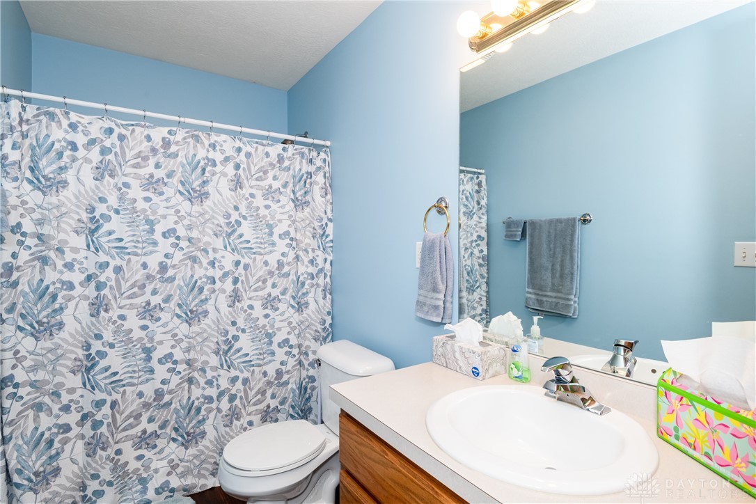 7916 Kings Ridge Circle, Fairborn, Ohio image 30