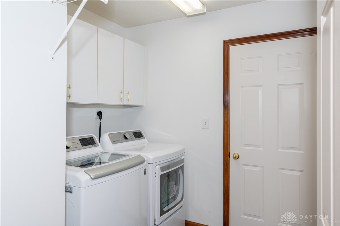 7916 Kings Ridge Circle, Fairborn, Ohio image 17