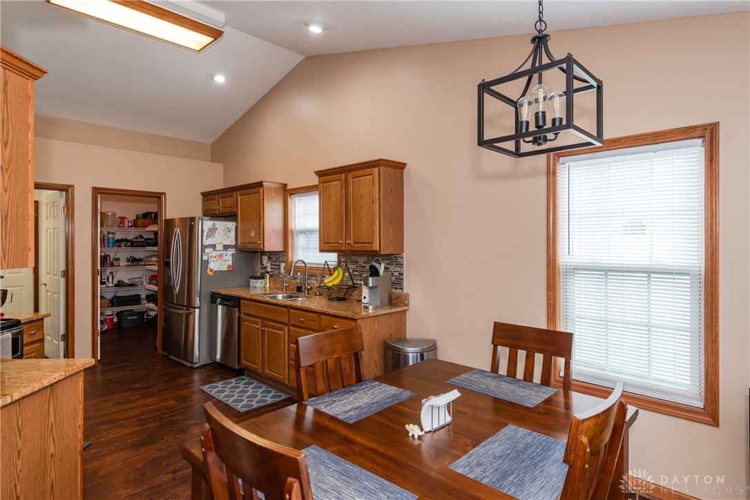 7916 Kings Ridge Circle, Fairborn, Ohio image 11