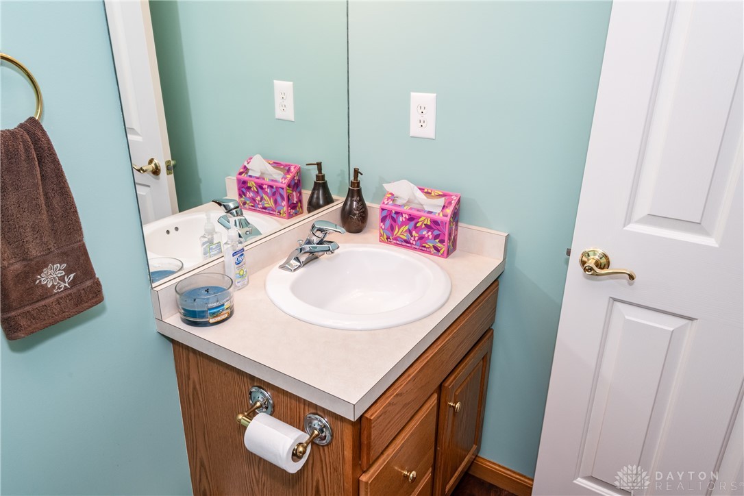 7916 Kings Ridge Circle, Fairborn, Ohio image 24