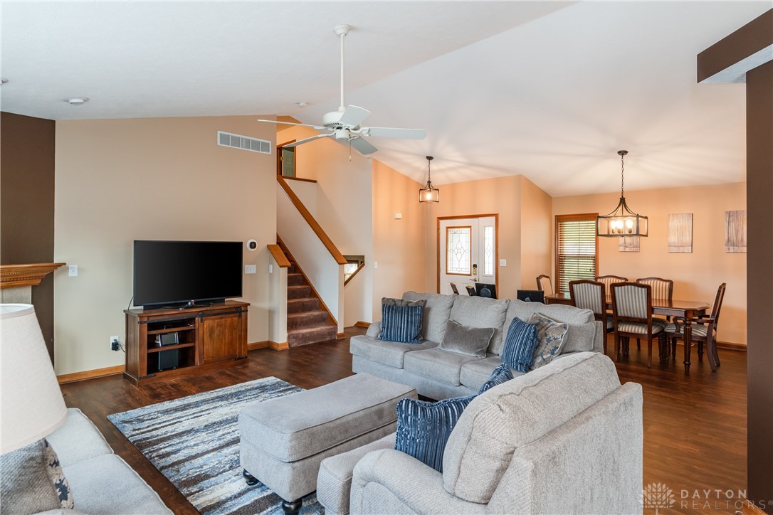 7916 Kings Ridge Circle, Fairborn, Ohio image 10