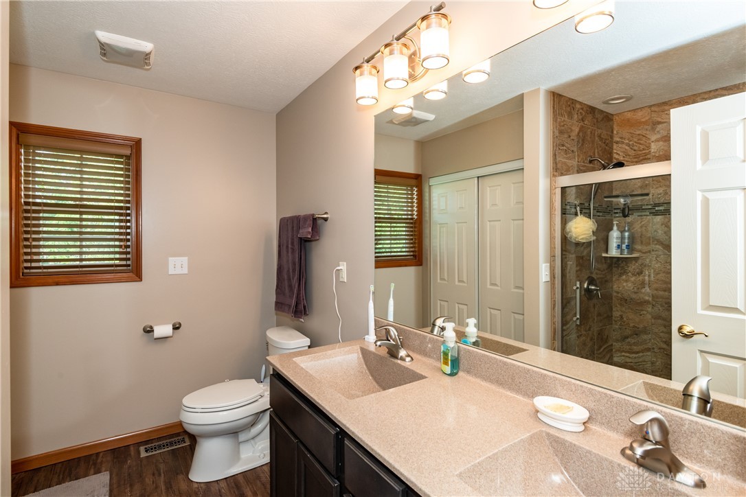 7916 Kings Ridge Circle, Fairborn, Ohio image 35