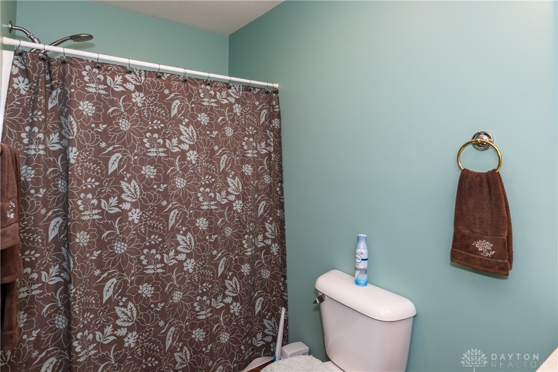 7916 Kings Ridge Circle, Fairborn, Ohio image 23