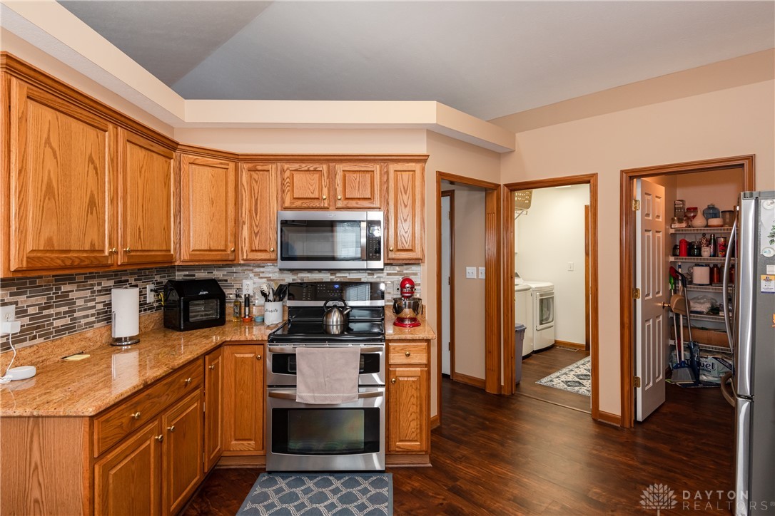 7916 Kings Ridge Circle, Fairborn, Ohio image 16