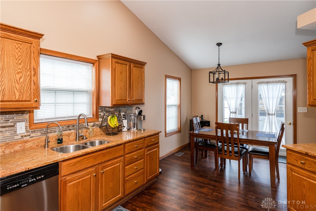 7916 Kings Ridge Circle, Fairborn, Ohio image 14