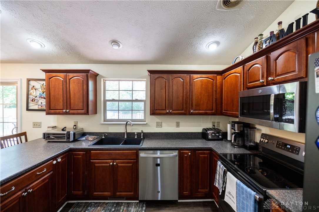 3903 Harris Lane, Springfield, Ohio image 10